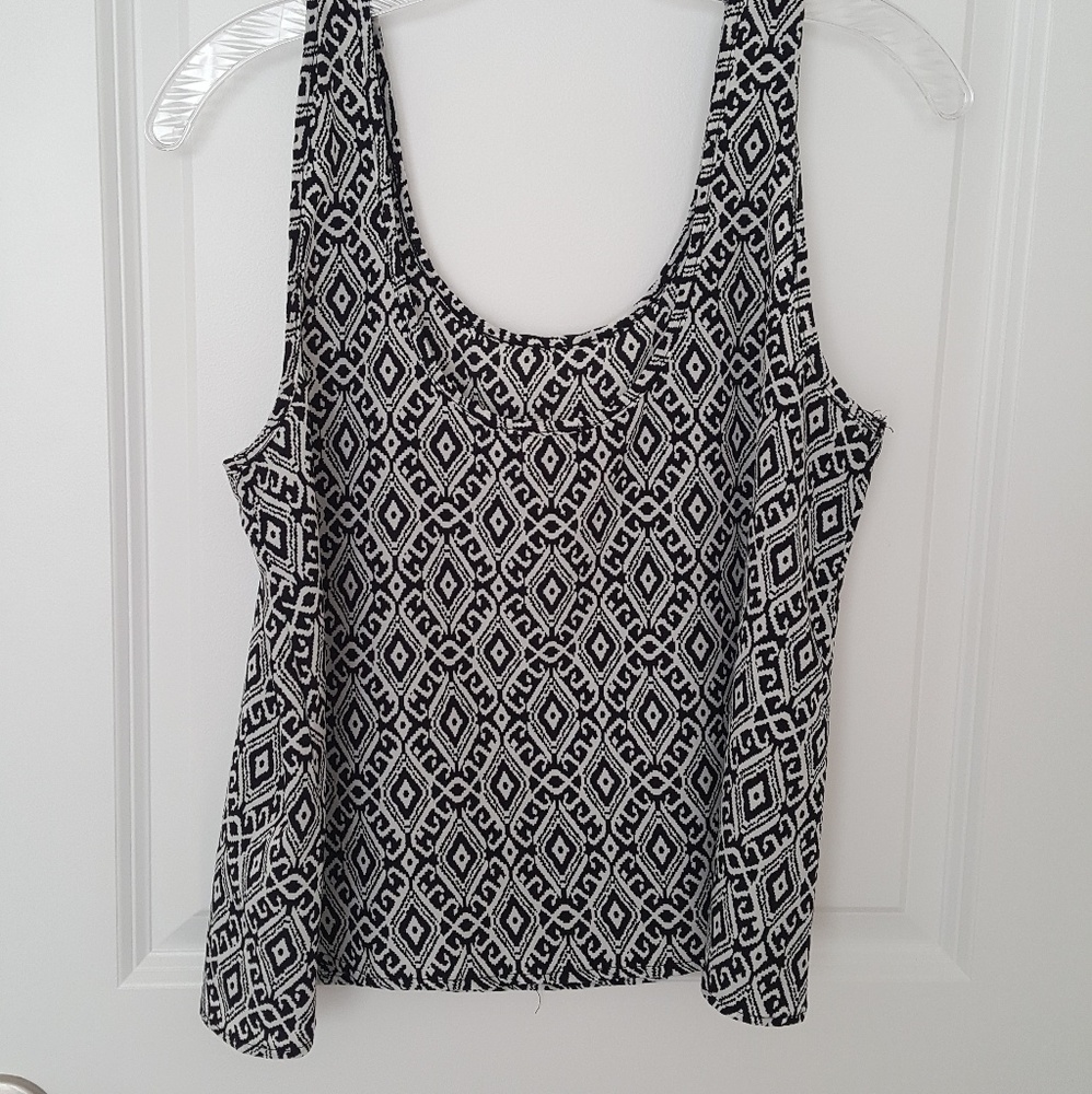 One clothing patterned Tank - Picture 2 of 4